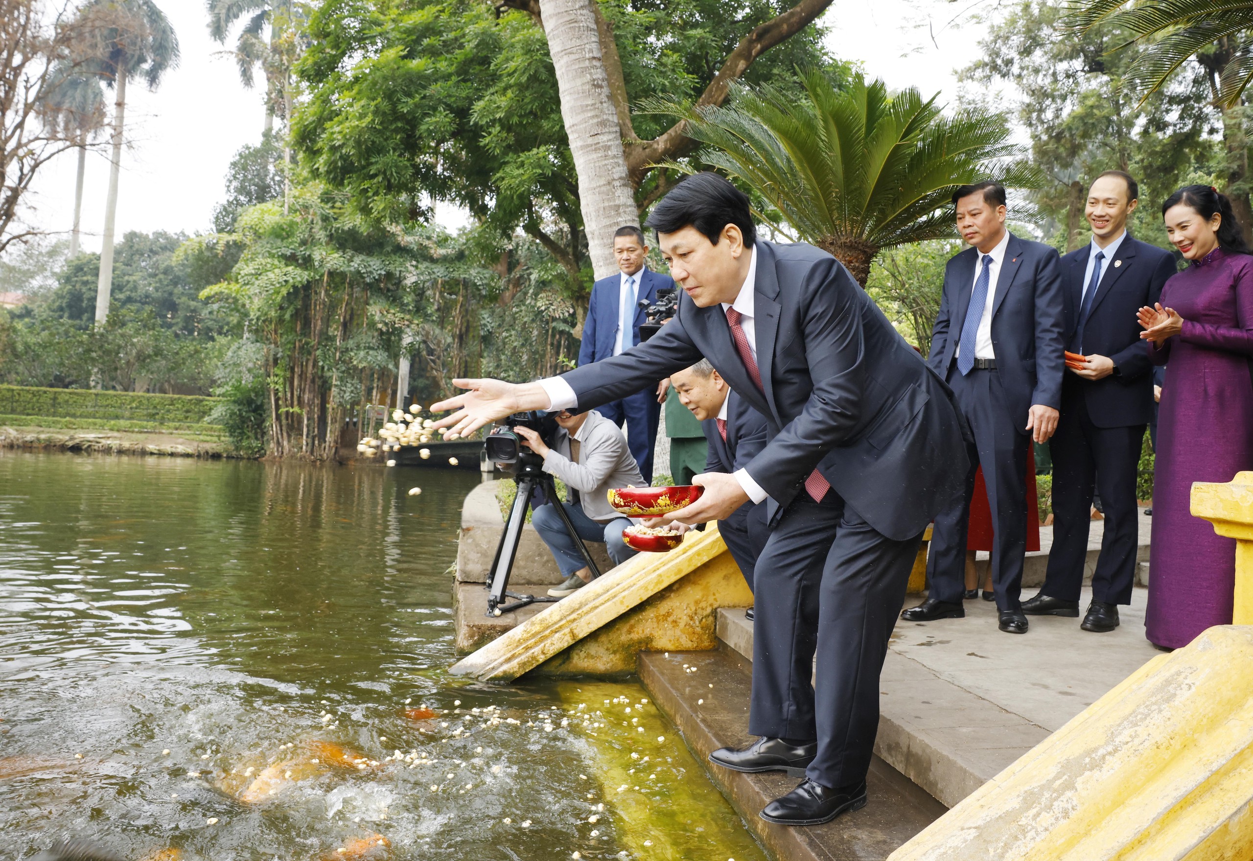 Chủ tịch nước Lương Cường dâng hương tưởng niệm Bác Hồ ngày mùng 1 Tết- Ảnh 2.